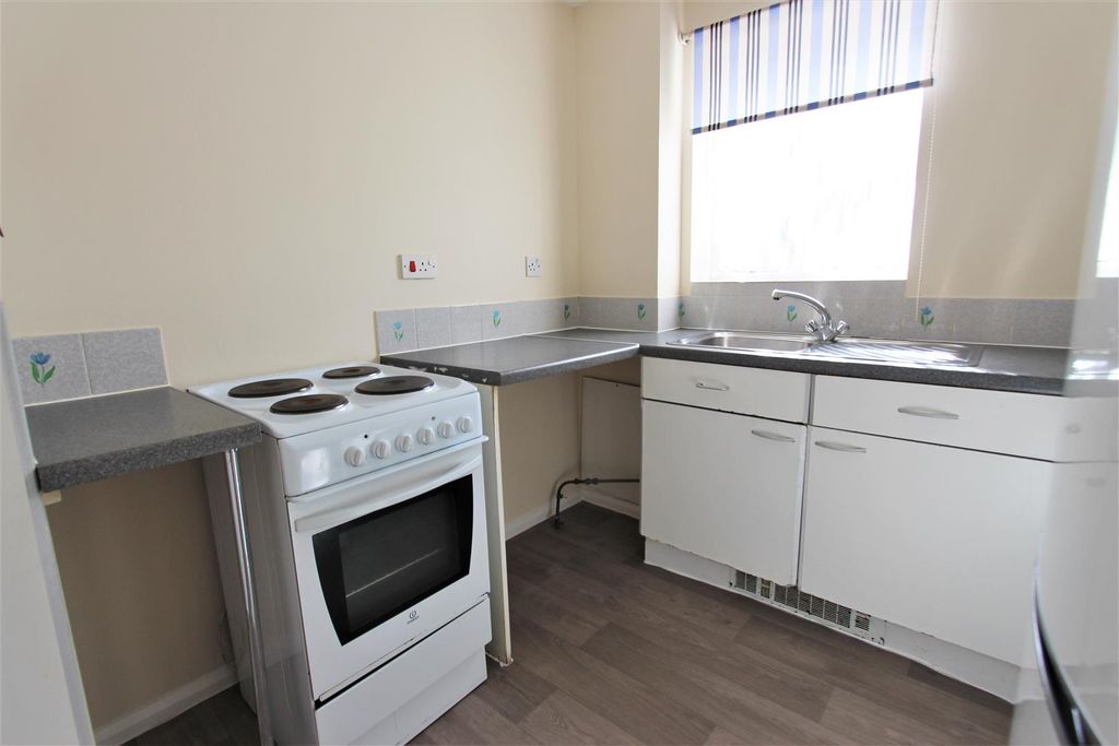 Property photo 3 of 10 Kitchen