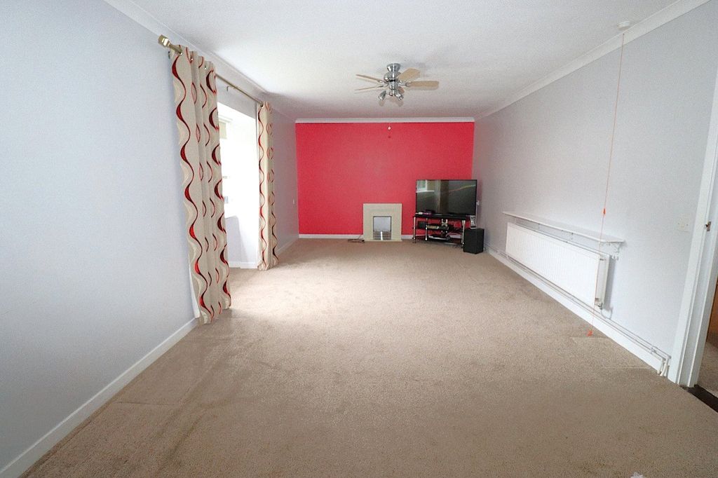 Property photo 2 of 13 Lounge