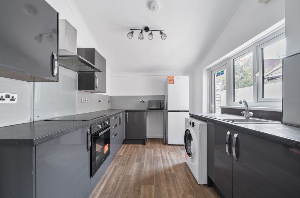 Property photo 2 of 11 1528069-9-6Abba8d...