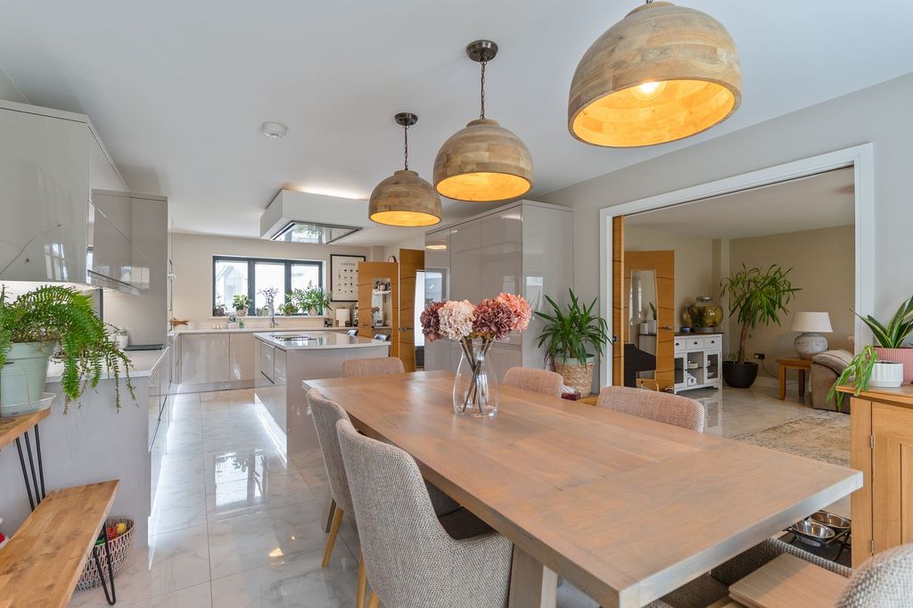 Property photo 2 of 32