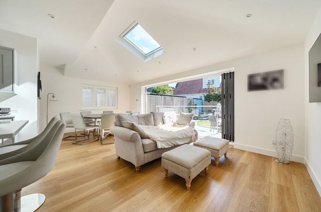 Property photo 2 of 17 1333318-15-689E0d...