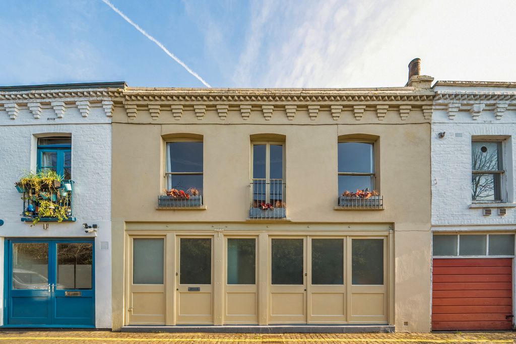 Property photo 1 of 14 Unique Mews House In Holland Park - For Sale