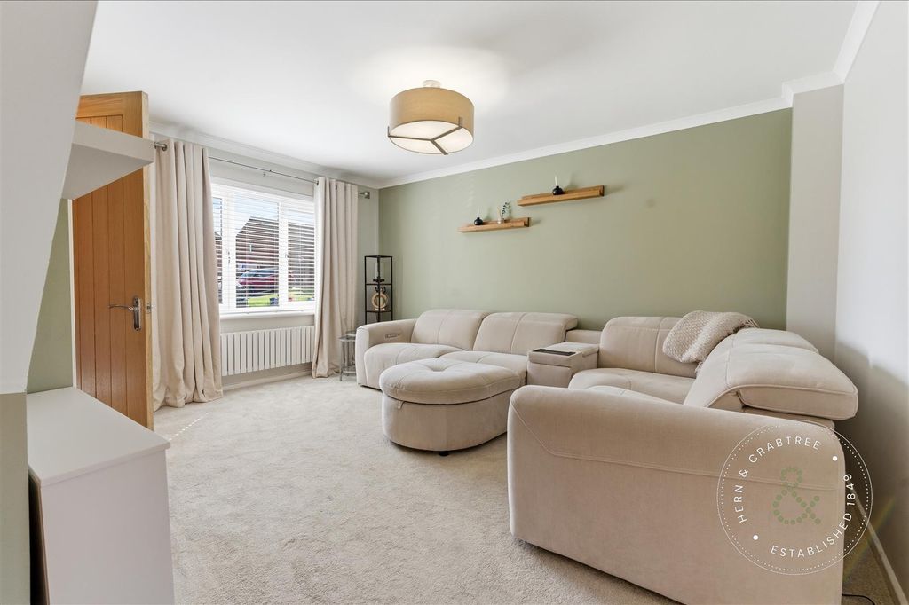 Property photo 2 of 30 Peckham Close, Hern Crabtree (26).Jpg