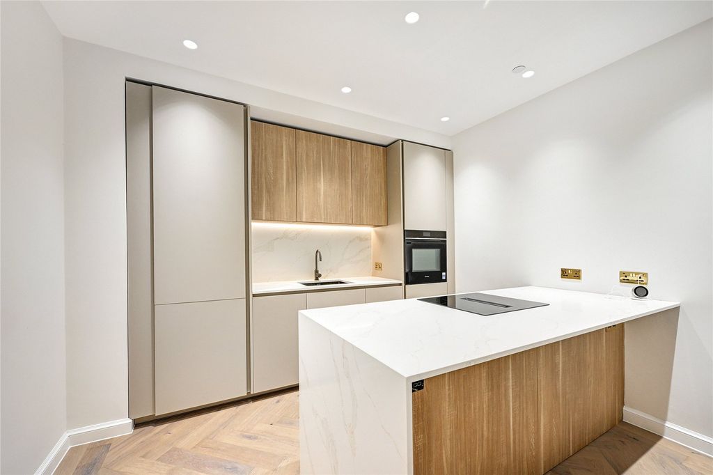 Property photo 2 of 8 Kitchen
