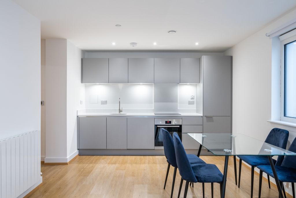 Property photo 1 of 8 43-Whyteleaf-Hous...