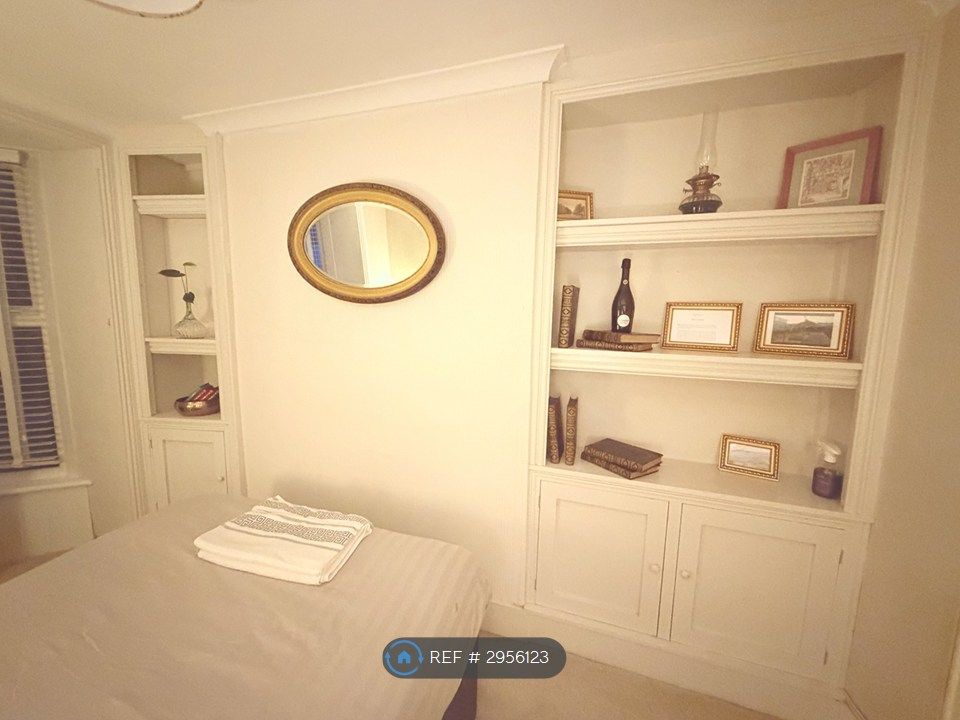 Property photo 3 of 31 Bedroom - Fireplace Storage