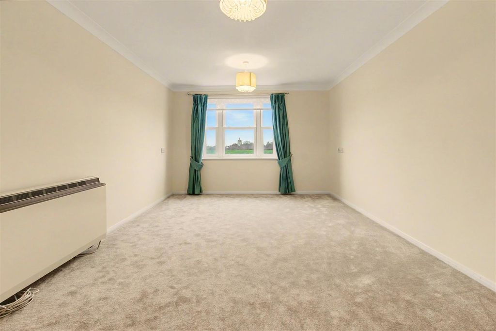 Property photo 3 of 12 Lounge