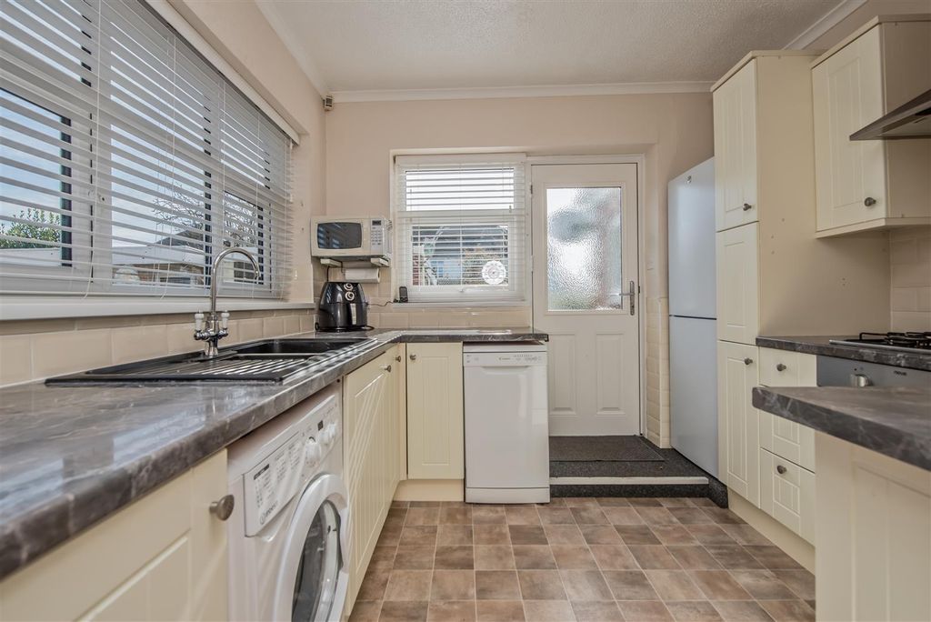 Property photo 3 of 19 Fitted Kitchen: