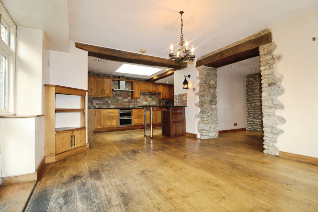 Property photo 2 of 39