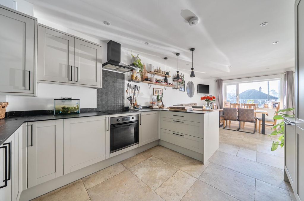 Property photo 3 of 18 1403201-12-697A1178Baebb.Jpg