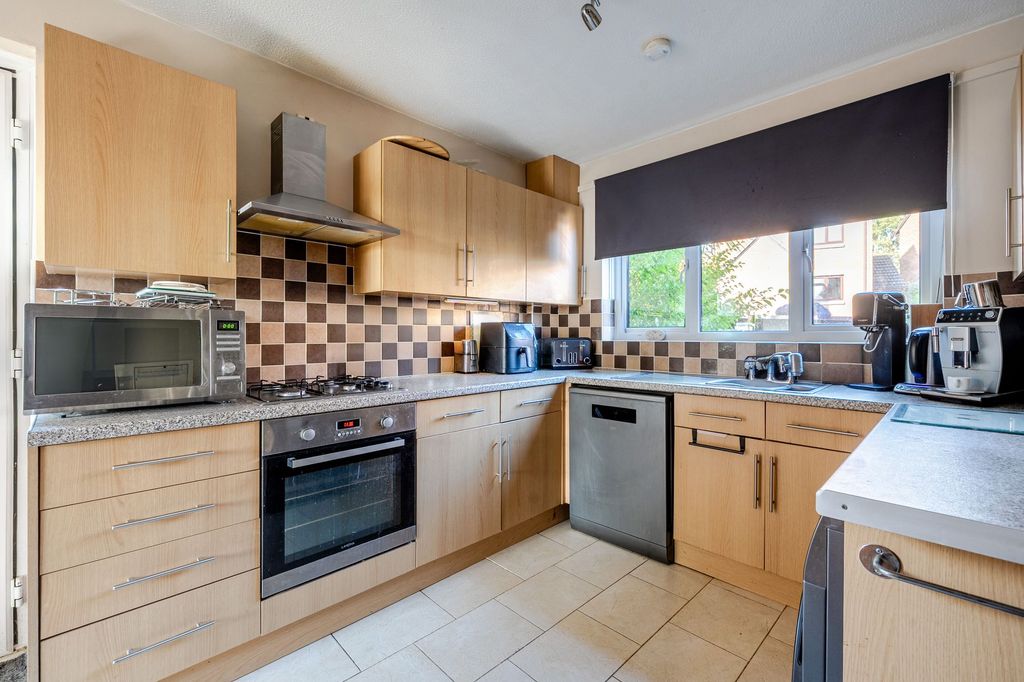 Property photo 2 of 20