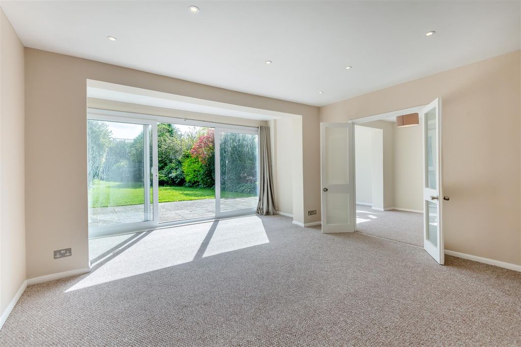 Property photo 2 of 19 Lounge