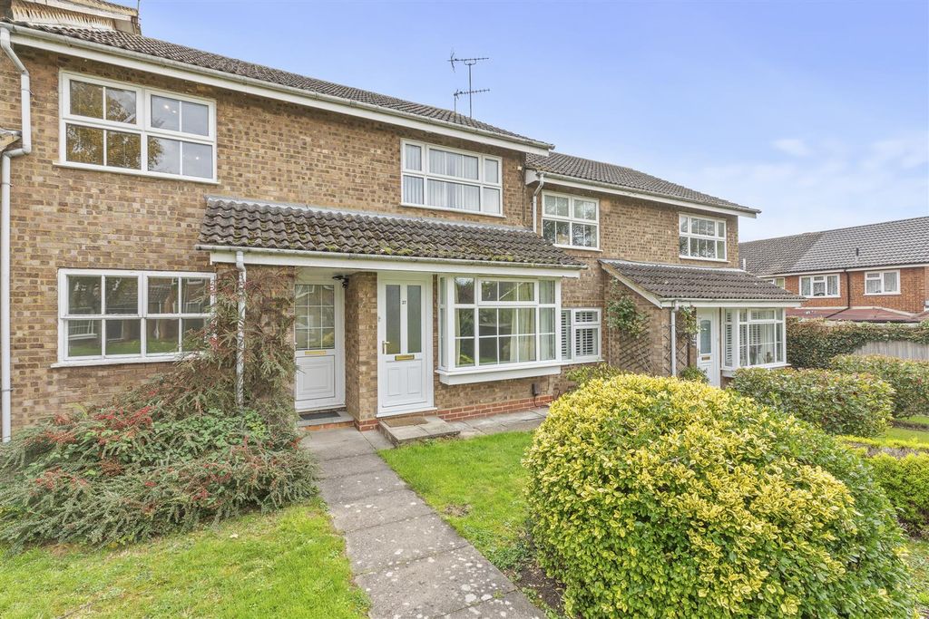 Property photo 1 of 15 27 Hillary Close, Hp21 9Tl-12.Jpg