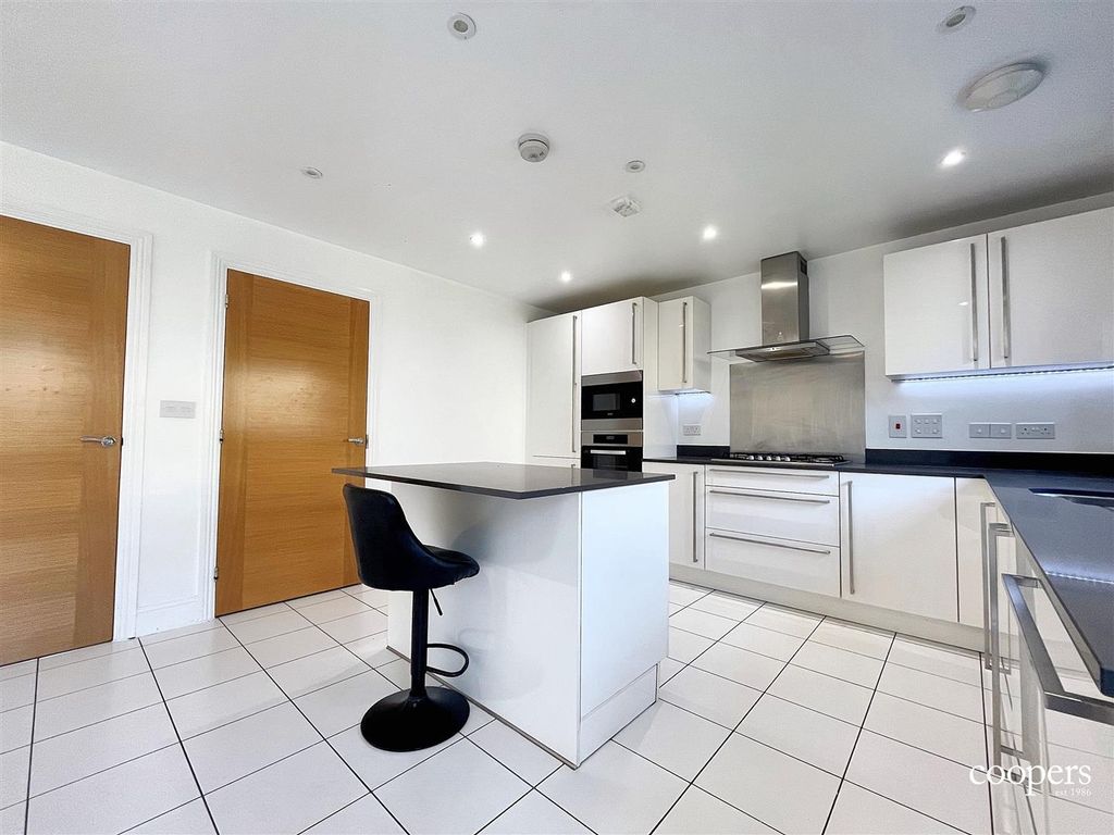 Property photo 3 of 19 Kitchen