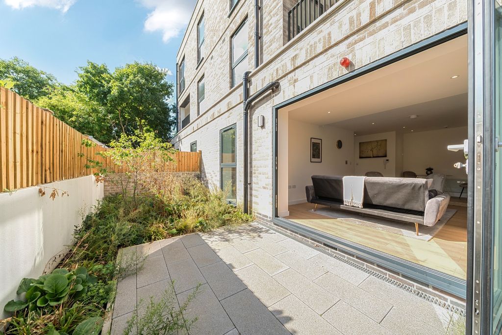 Property photo 2 of 13 4411023