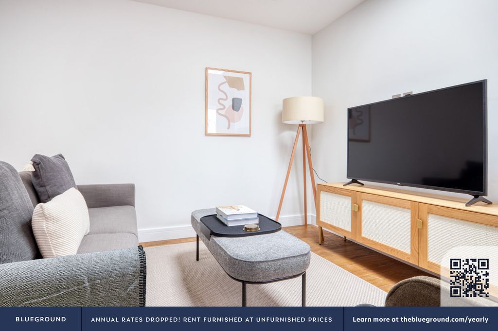 Property photo 3 of 23 Living Room