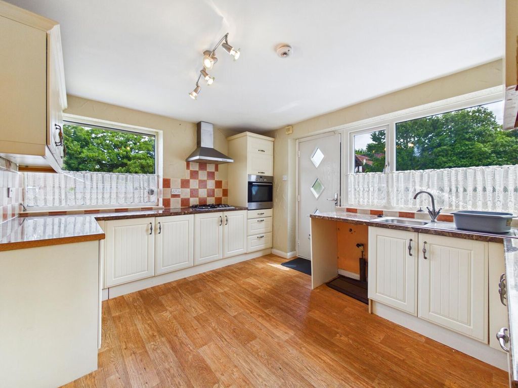 Property photo 2 of 11 Kitchen