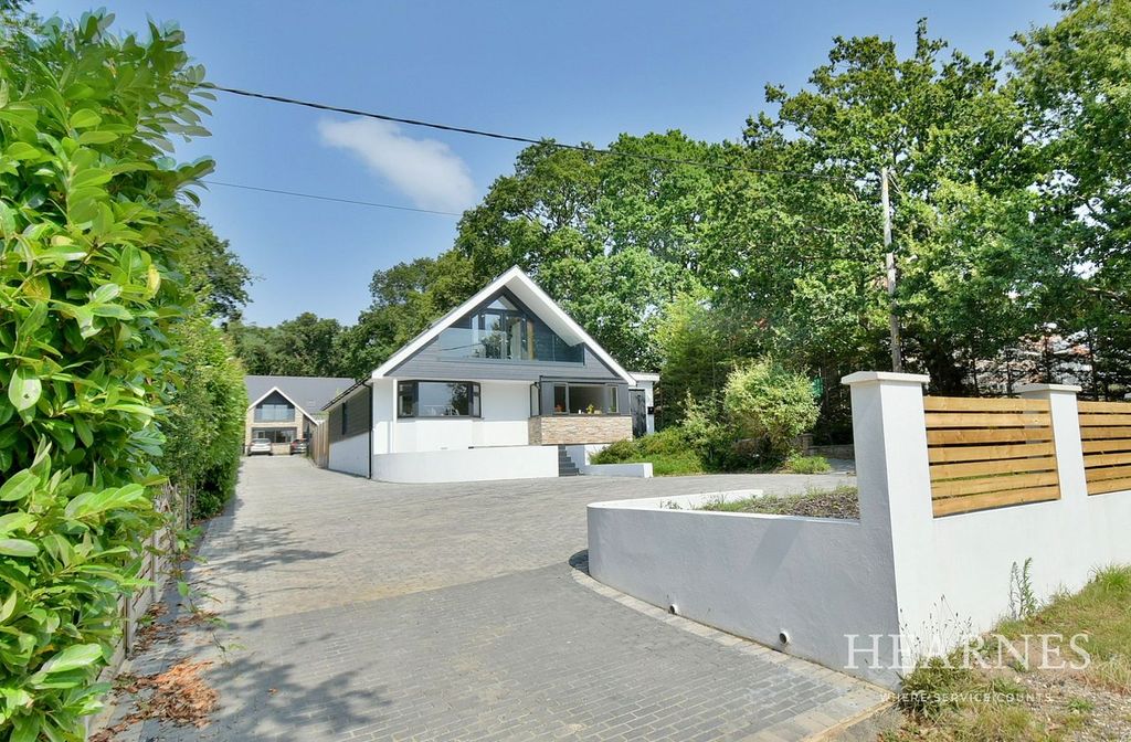 5 bed detached house for saleChristchurch Road, Ferndown BH22