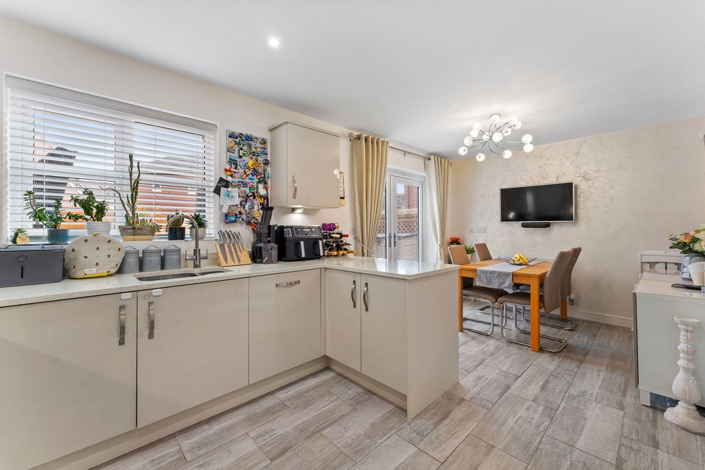 Property photo 3 of 27