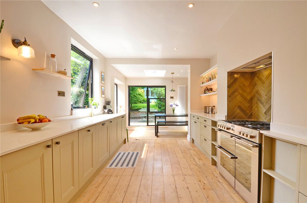Property photo 1 of 27 Picture No. 12