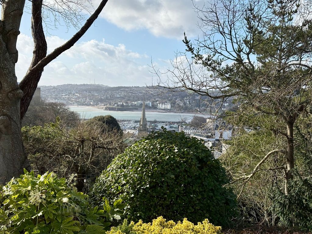 Property photo 2 of 25