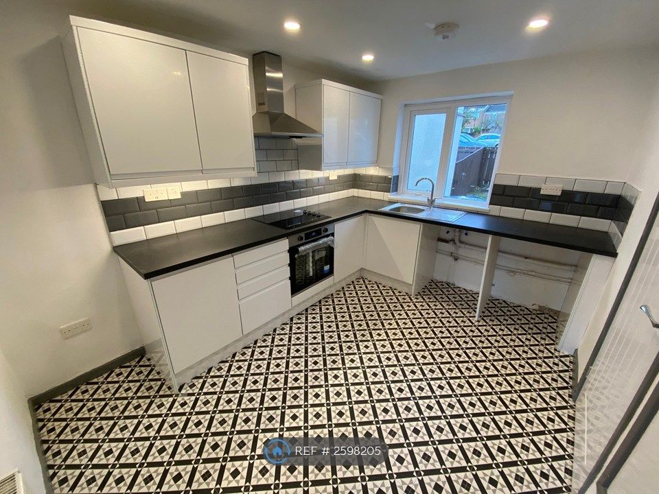 Property photo 3 of 13 Kitchen 2