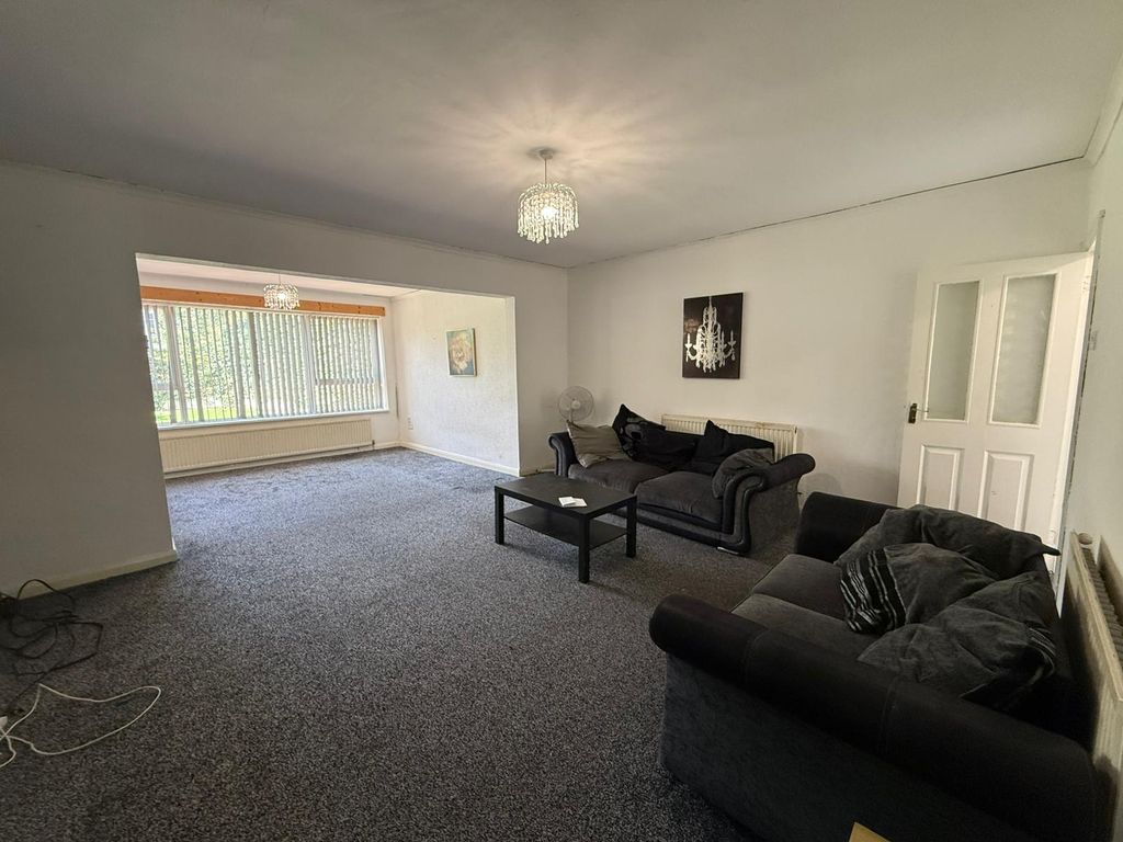 Property photo 1 of 10 4 Bed Detached House To Rent Tenby Close, Romford Rm6
