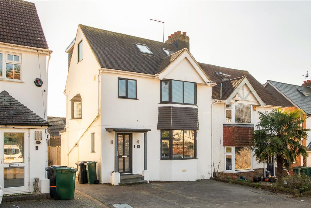 Property photo 1 of 33 18 Maple Gardens-1.Jpg