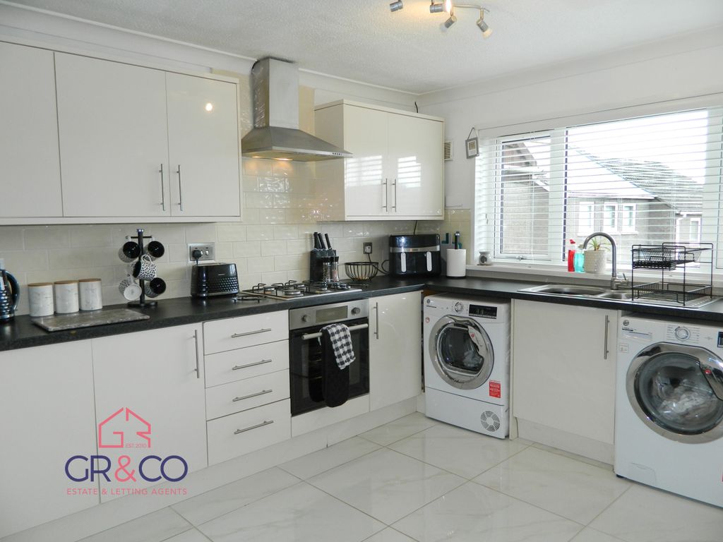 Property photo 2 of 27 Kitchen / Breakfast Room