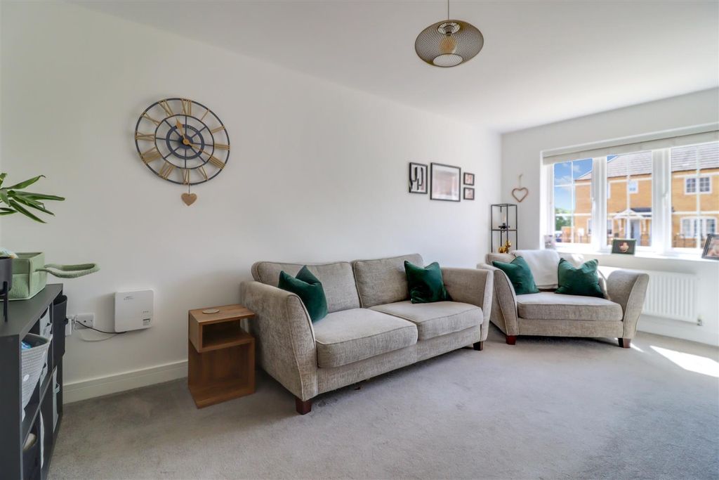 Property photo 3 of 26 Lounge