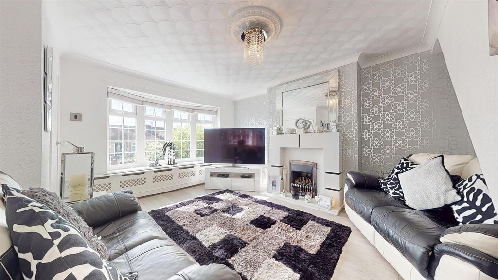 Property photo 2 of 24 Ross Close Reception Room