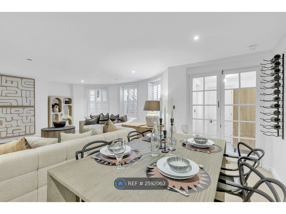 Property photo 2 of 16 Lounge / Dining