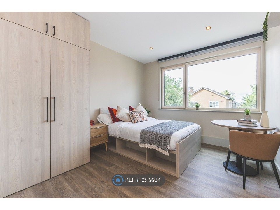 Property photo 2 of 19 Spacious Ensuite