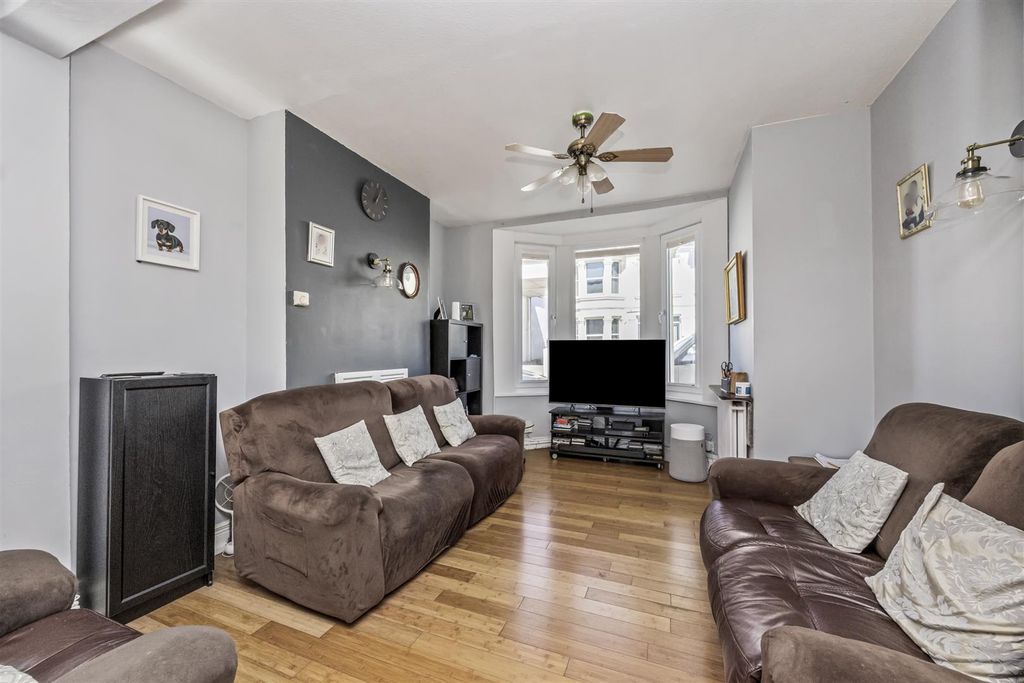 Property photo 2 of 16 Mortimer Road, 2-014.Jpg