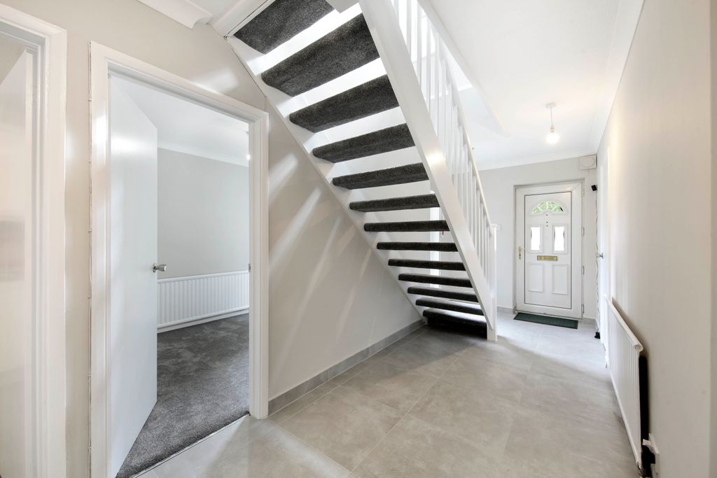 Property photo 3 of 17 Hallway