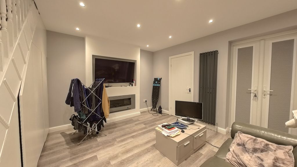 Property photo 3 of 27