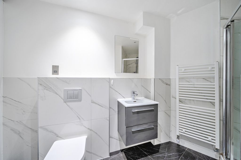 Property photo 2 of 16 Bathroom