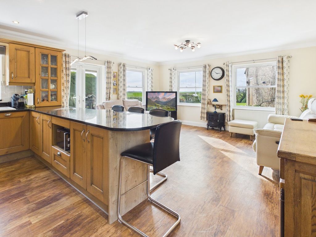 Property photo 2 of 33