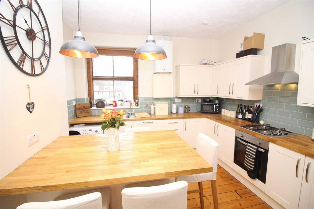 Property photo 2 of 8 Kitchen