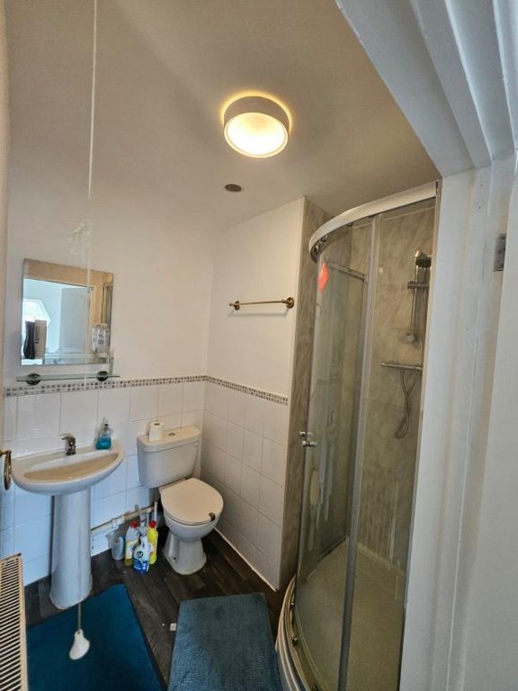 Property photo 3 of 10 Bathroom 2.Jpeg