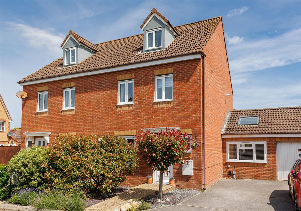 Property photo 1 of 21 Semi-Detached Home In Cowes