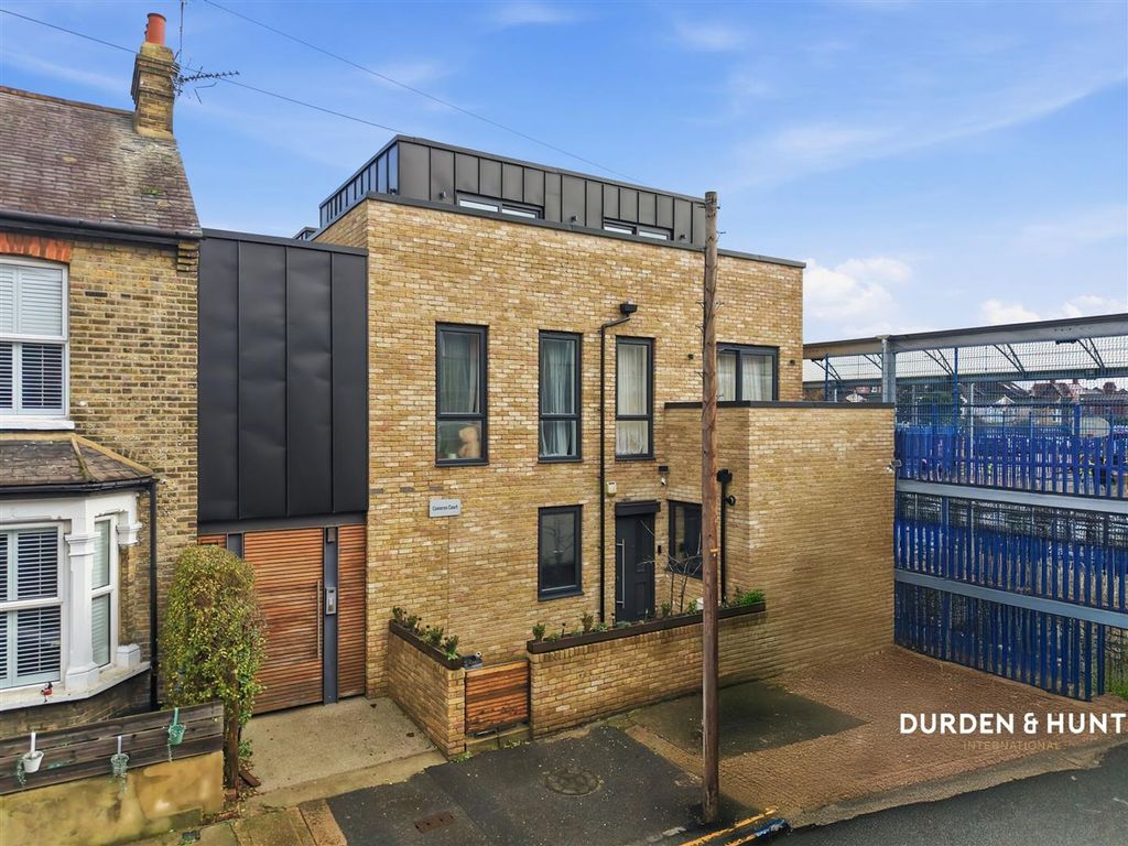 Property photo 1 of 18 Fifth Avenue