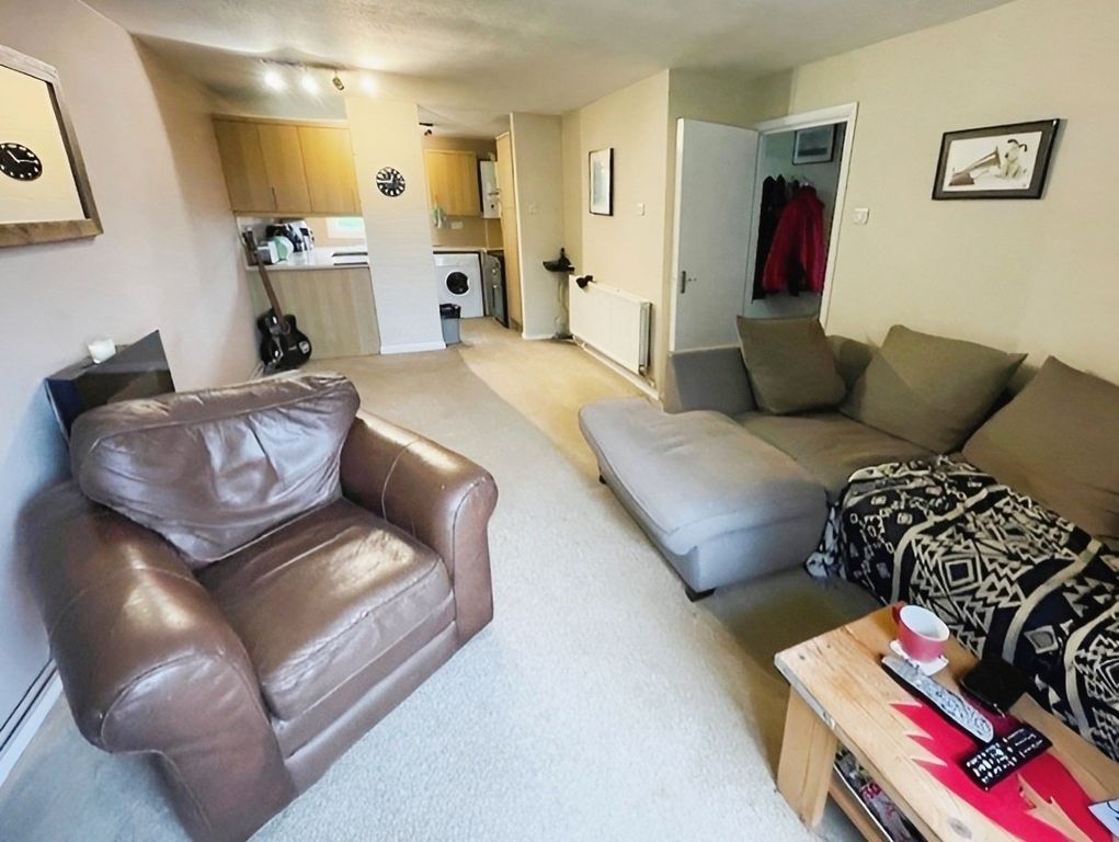 Property photo 2 of 8 Lounge