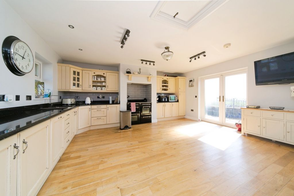 Property photo 2 of 18 Photo