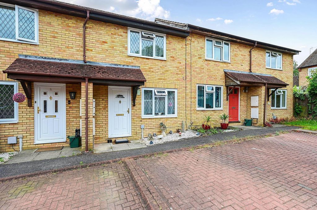 Property photo 1 of 10 Calleva Close
