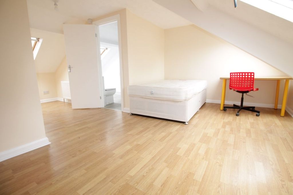 Property photo 3 of 14 Spacious Double Bedroom Featuring Ample Natural li...