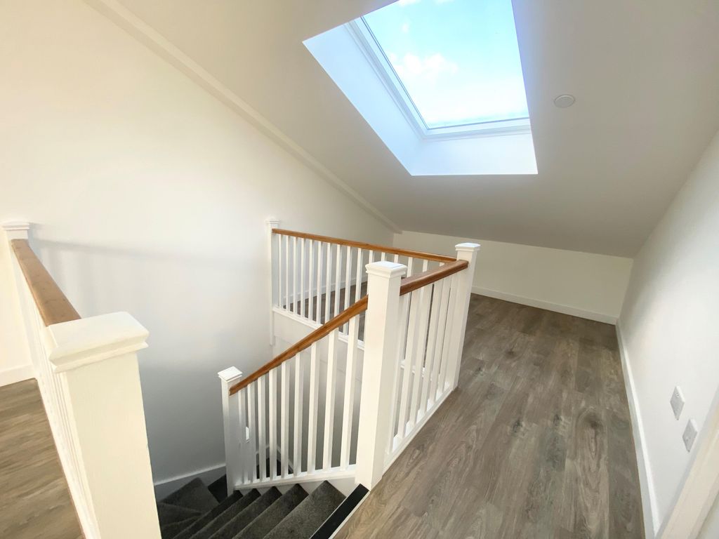 Property photo 2 of 7 Hallway