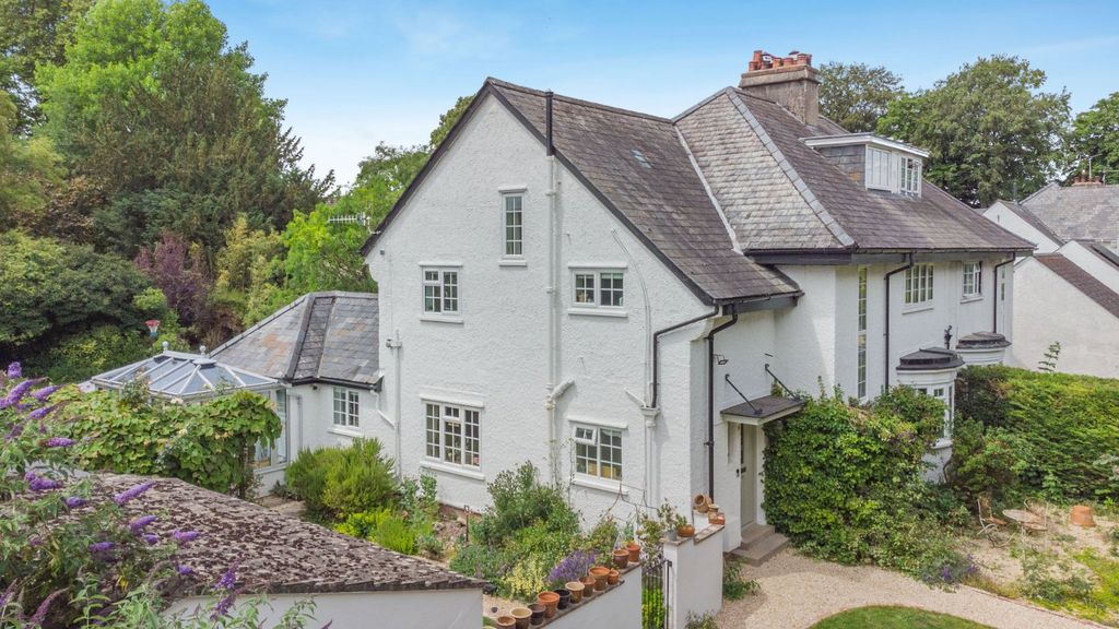 Property photo 1 of 17 9 Green Lane