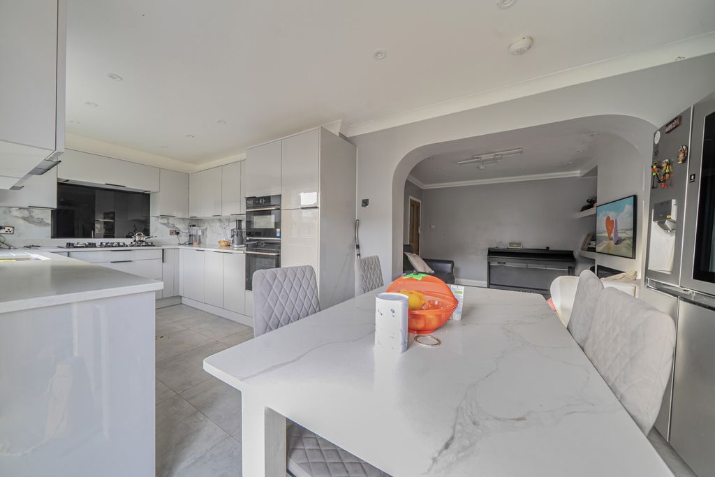 Property photo 3 of 23 Kitchen/Dining
