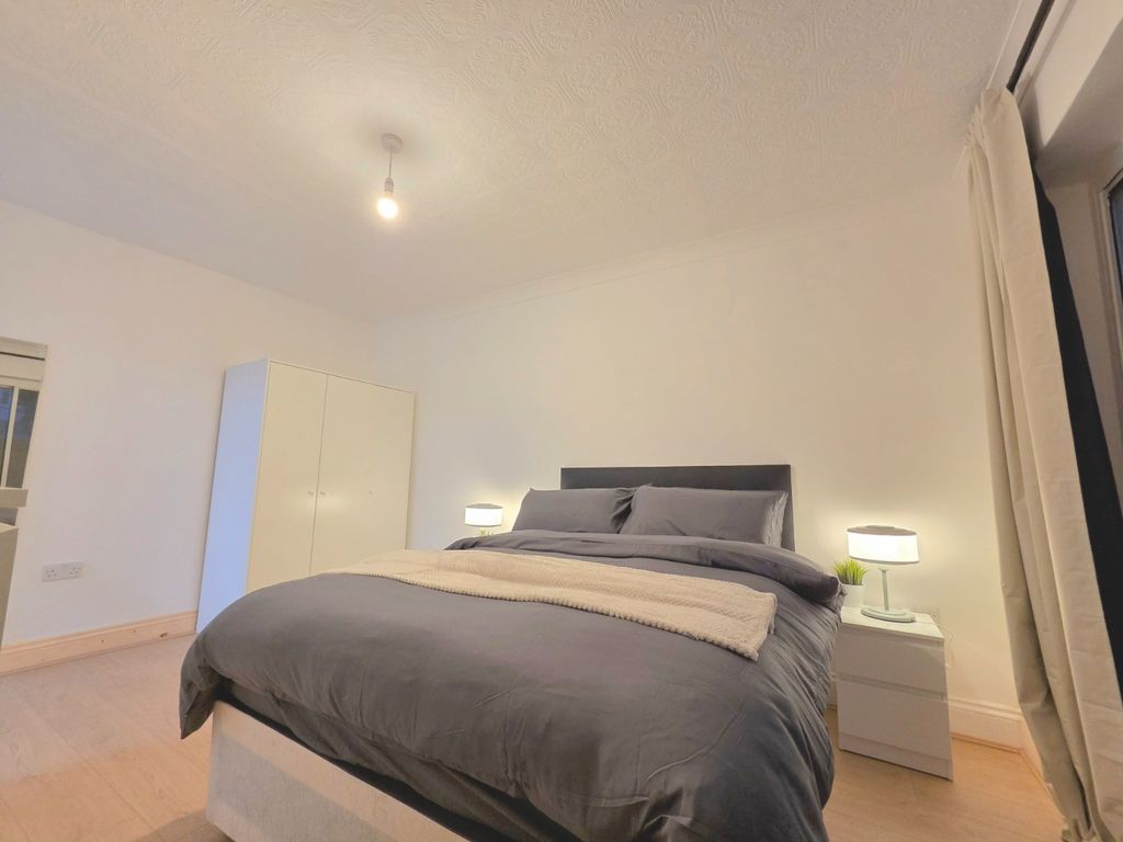 Property photo 2 of 25